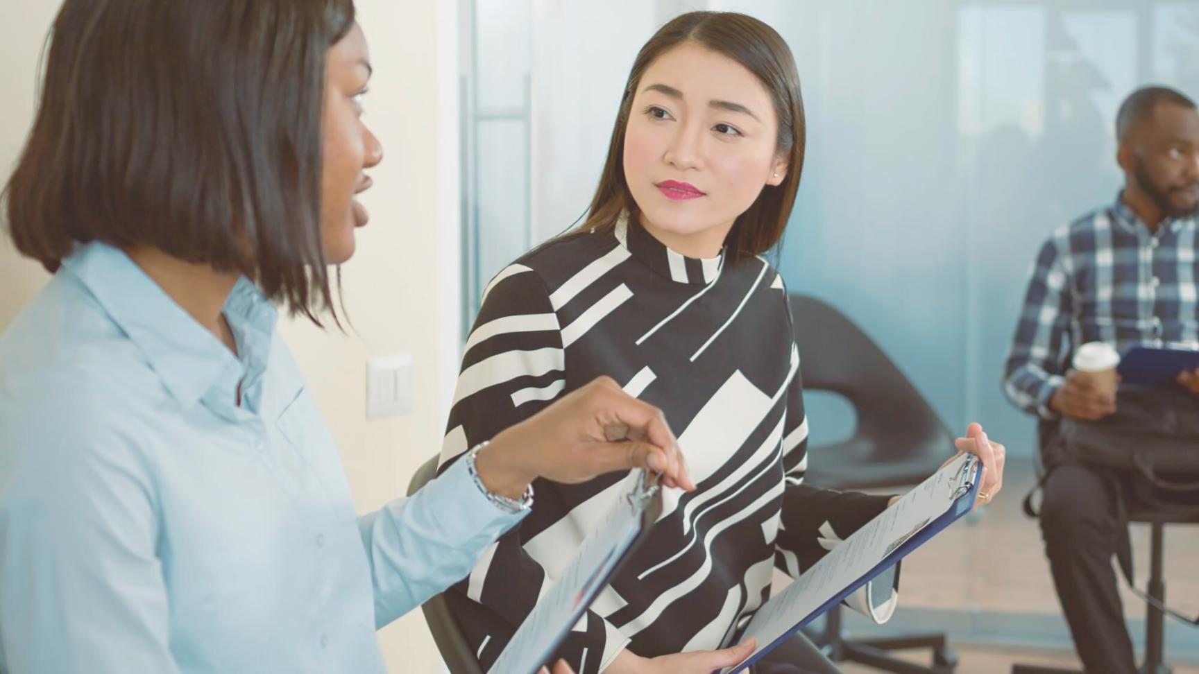 Gemeinsame Diskussionen und Austausch zwischen Teilnehmenden